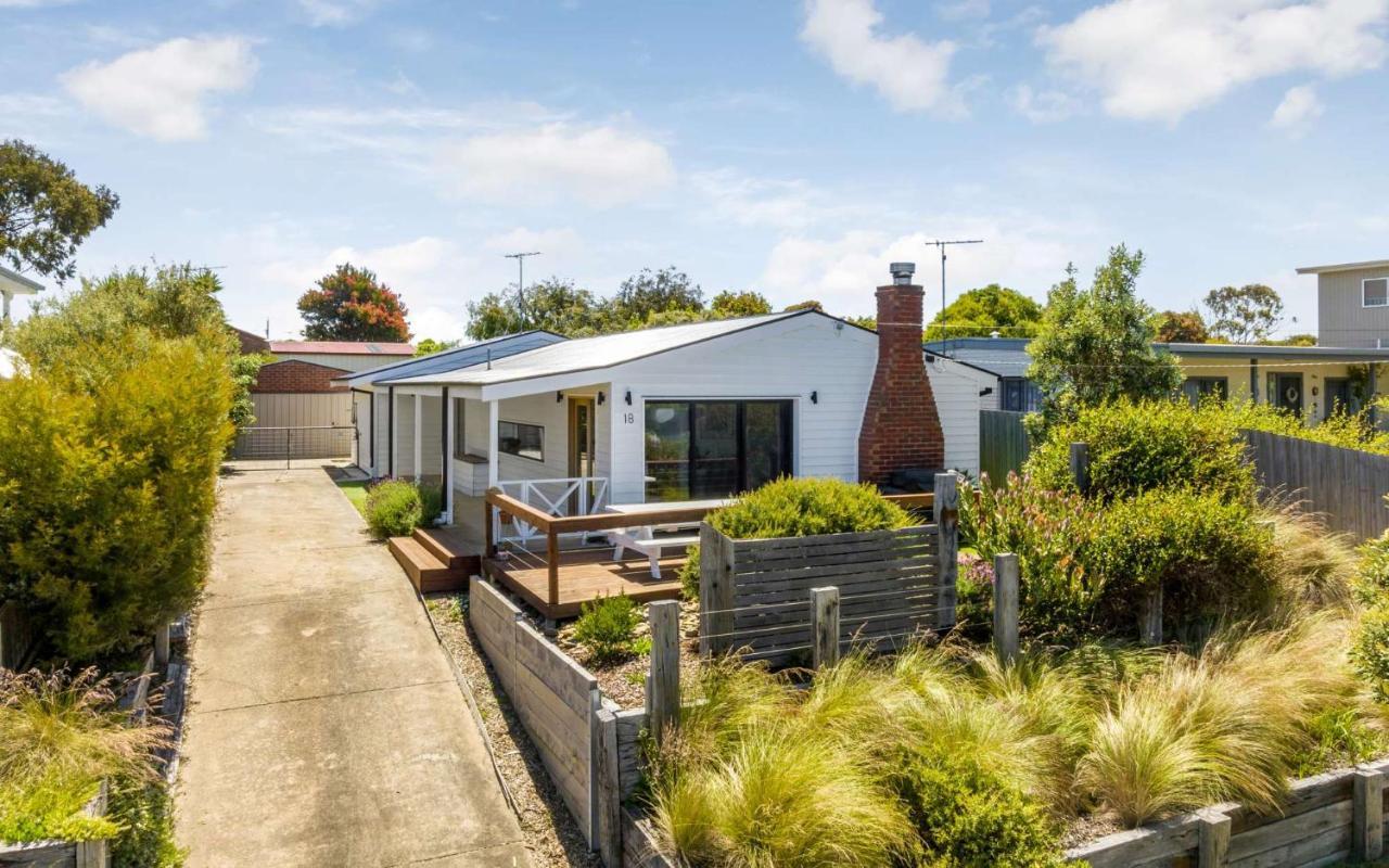 Sunset Shack - Sleeps 6 - Dog Friendly! *